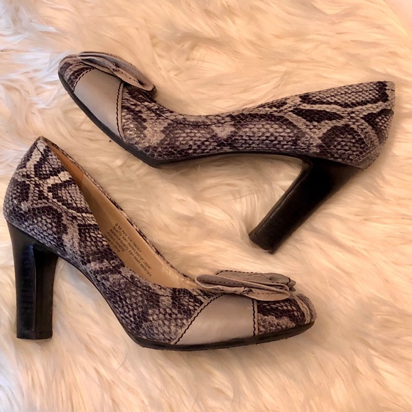 Naturlizer Faux Python Bow Heel💋 - Picture 1 of 6